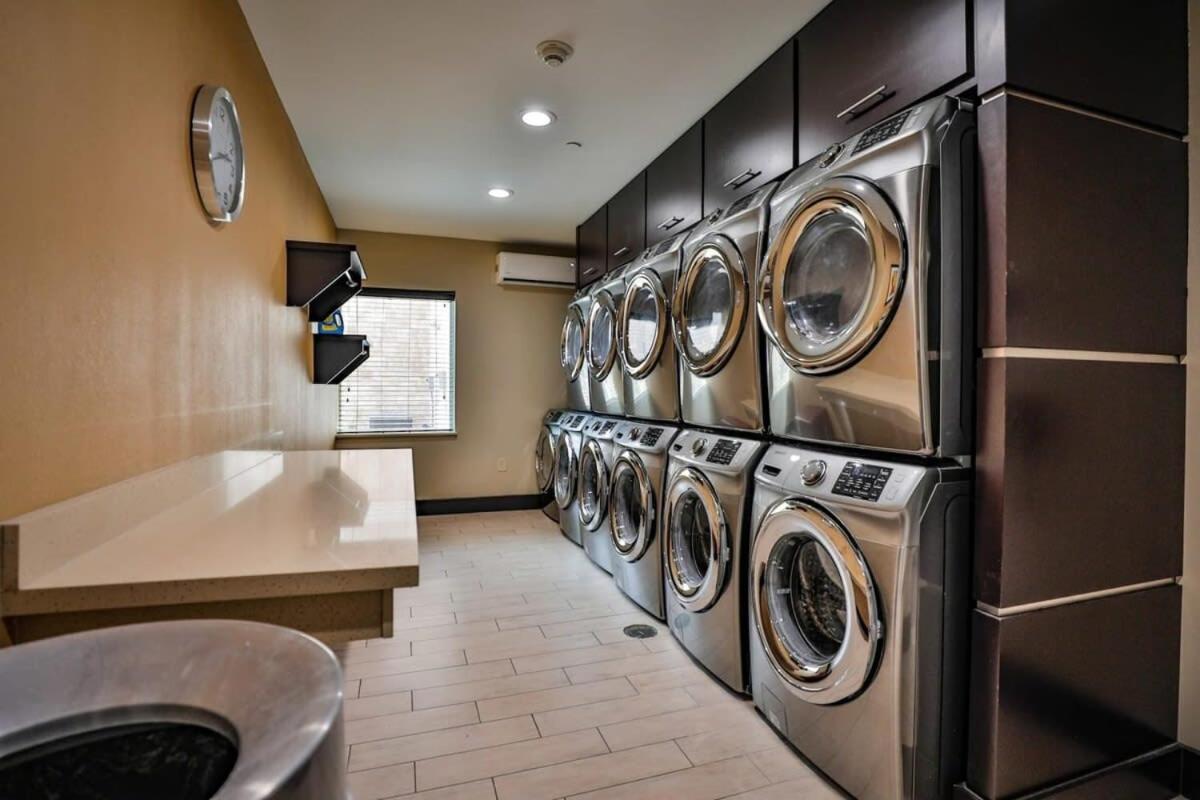 Free Parking Free Wifi With Kitchen Washer Dryer Relux Studio Group 2 Apartment Хюстън Екстериор снимка